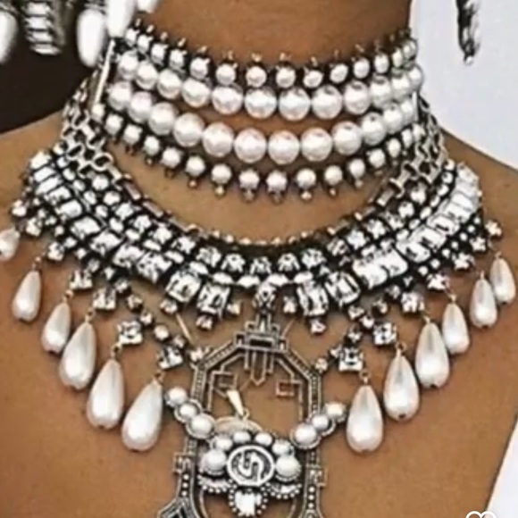 Dylanlex Pearl Choker - Picture 10 of 11